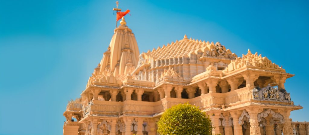 पत्थरों में धड़कता इतिहास: कौन हैं वे जो भगवान के लिए घर बनाते हैं?